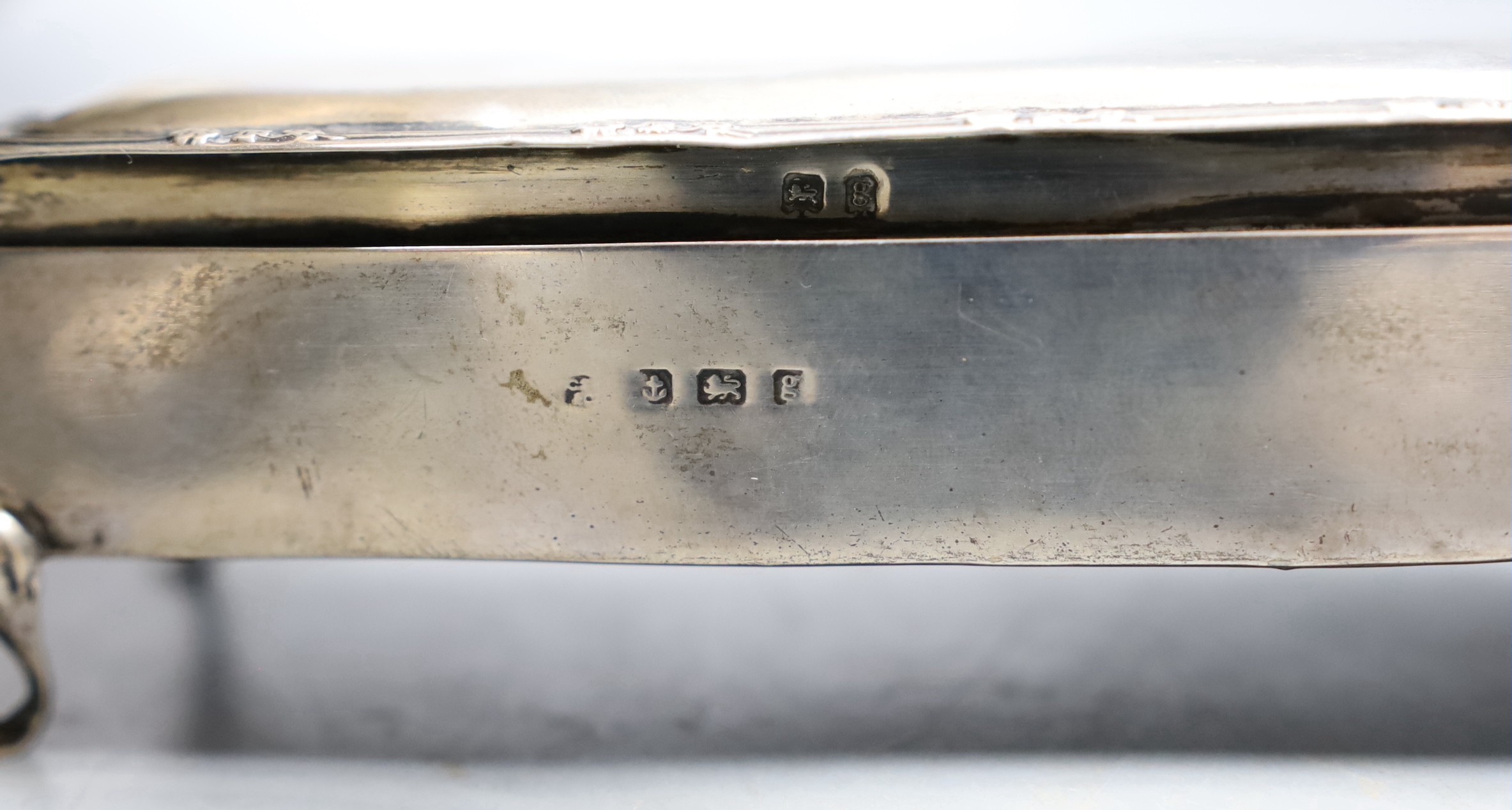 A George V silver pedestal dish, with presentation inscription, Barker Brothers , Chester, 1918, diameter 21.2cm, 9oz, a silver cigarette case and a silver mounted rectangular trinket box